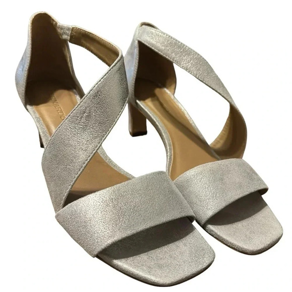 👠 Bernardo Silver Leather Asymmetrical Strap Heels Women’s 9 Open Toe ✨ 👠 - Picture 1 of 6